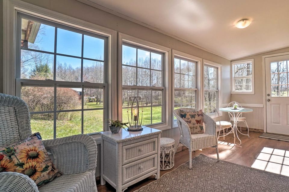 Wine Country Retreat w/ Fire Pit + Sunroom! House in Georgia