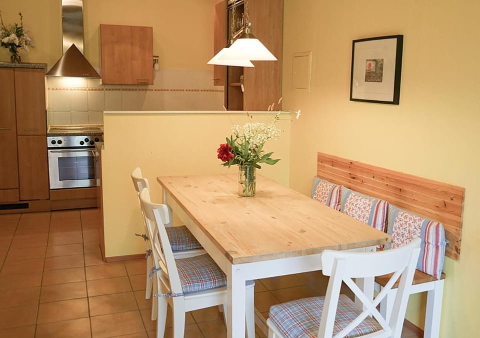 Kitchen or kitchenette, Seating area, Dining area, pet friendly, stove
