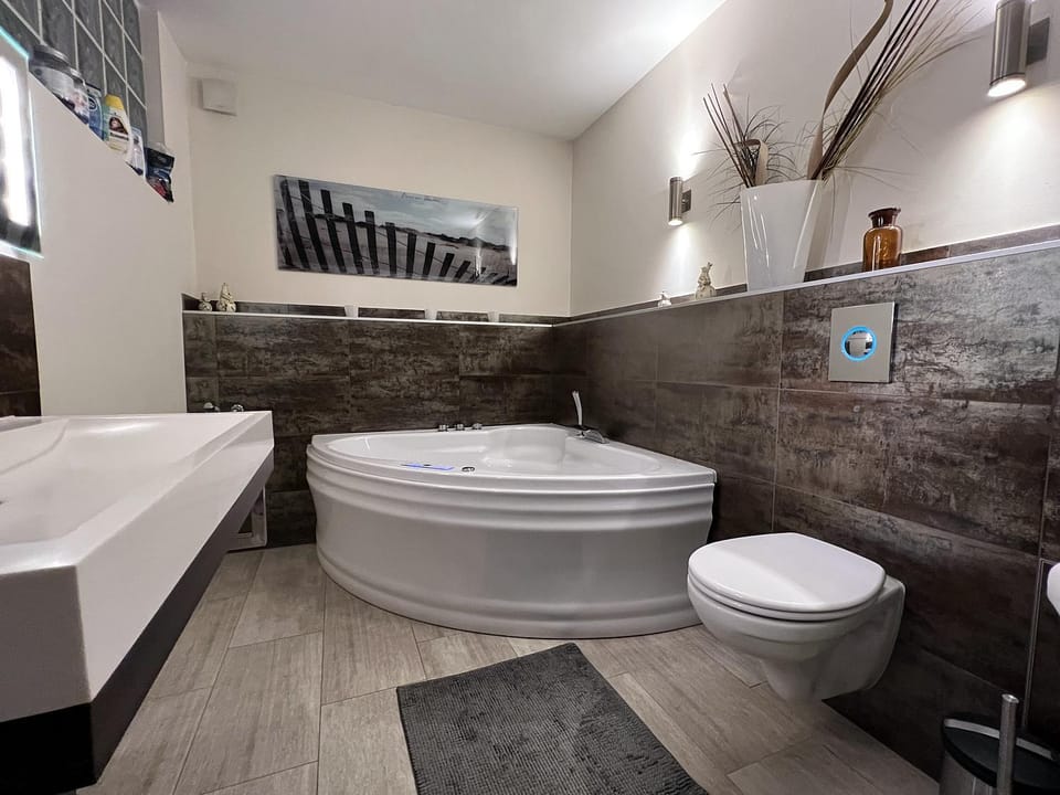 Toilet, Bathroom, Swimming pool, Bath