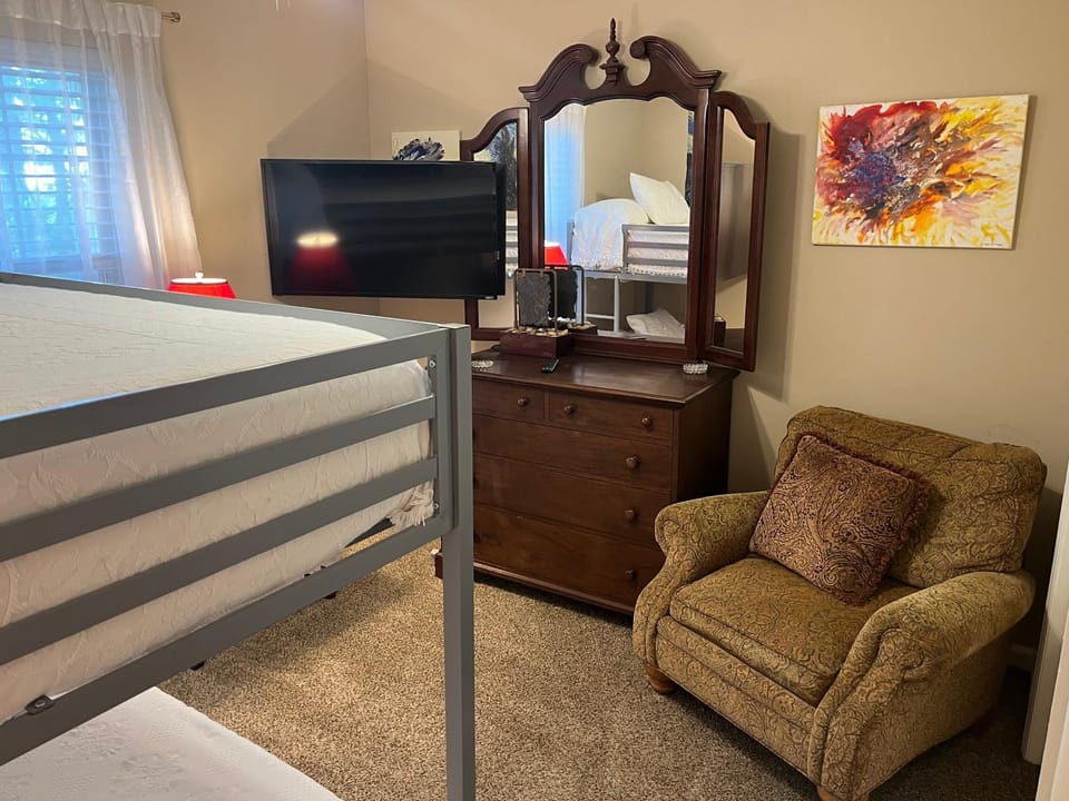 Classic City 3 bedroom 2 bath condo with deck close to UGA, Five Points, and Memorial Park in Athens Apartment in Athens