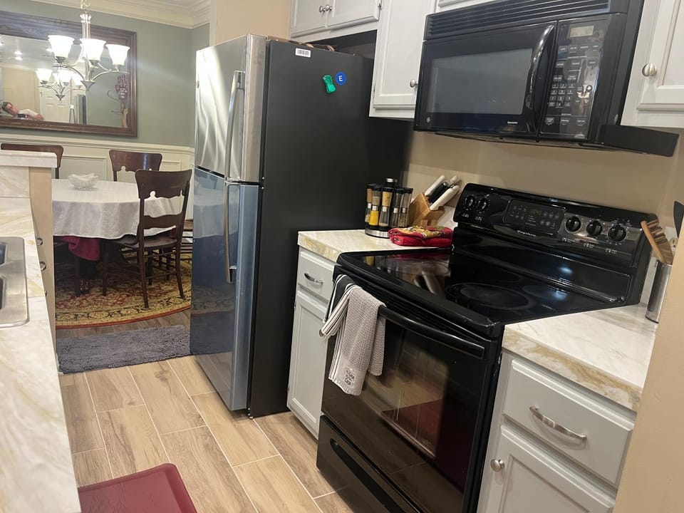 Classic City 3 bedroom 2 bath condo with deck close to UGA, Five Points, and Memorial Park in Athens Apartment in Athens