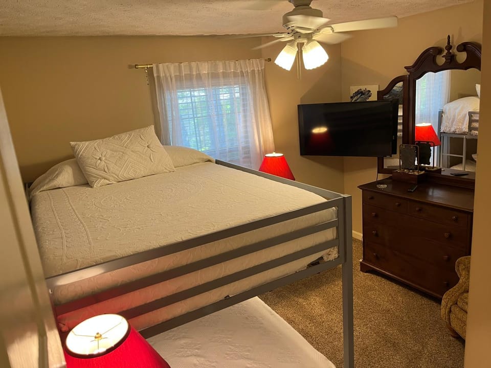 Classic City 3 bedroom 2 bath condo with deck close to UGA, Five Points, and Memorial Park in Athens Apartment in Athens
