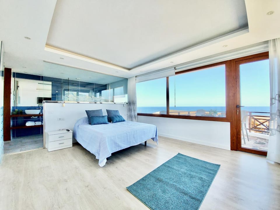 Nearby landmark, Restaurant/places to eat, Spring, Bed, Day, Natural landscape, Activities, Solarium, TV and multimedia, View (from property/room), Balcony/Terrace, Photo of the whole room, Beach, Hiking, Animals, Animals, Animals, Bedroom, Pets, Pets, Pets, Landmark view, Mountain view, Sea view, Location, Sunrise, Sunset, Parking, furniture, internet, pet friendly, pet friendly, storage, towels, wardrobe