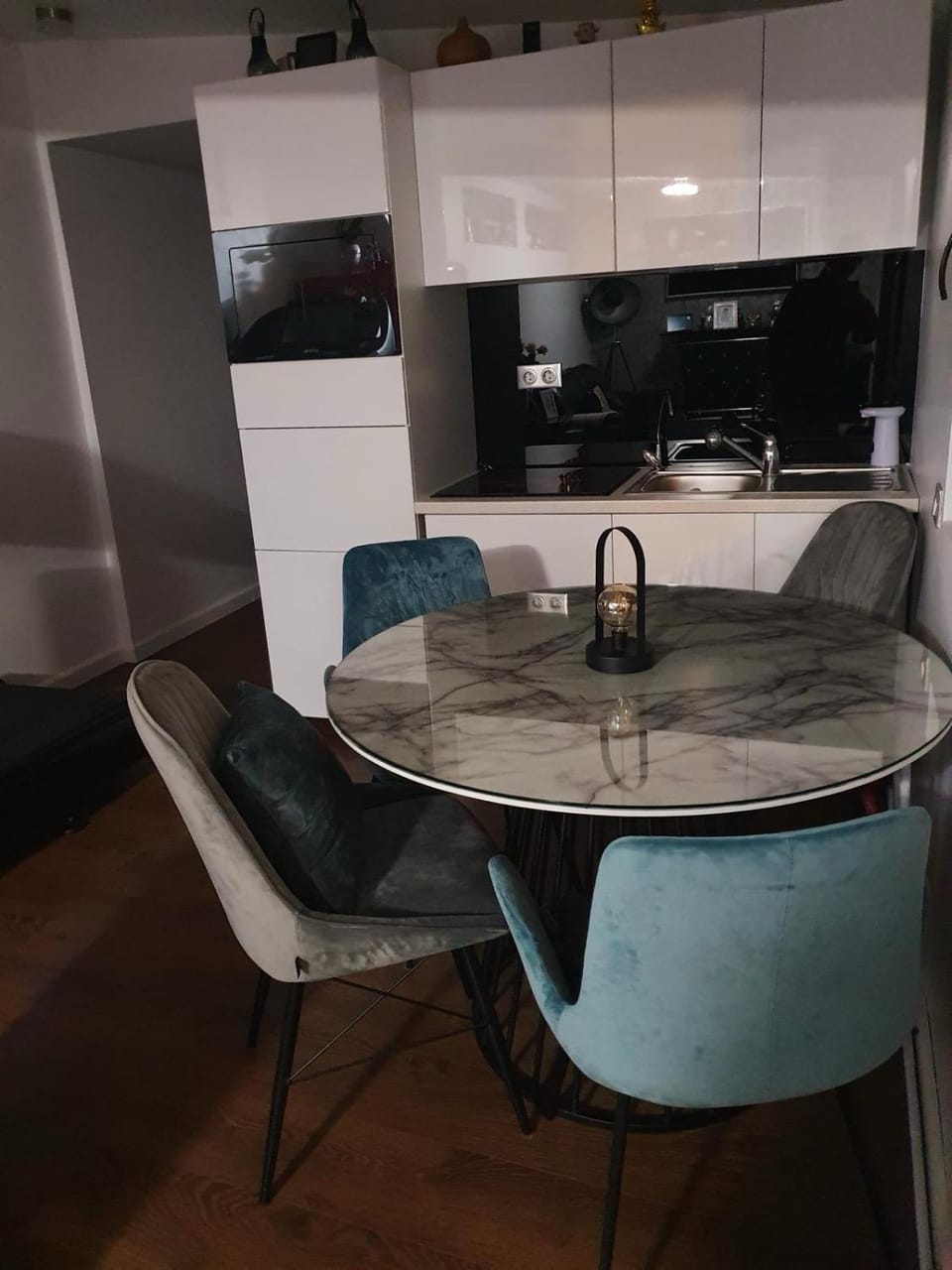 Cheerful 2 bedroom and lounge town house with free parking Villa in Bucharest