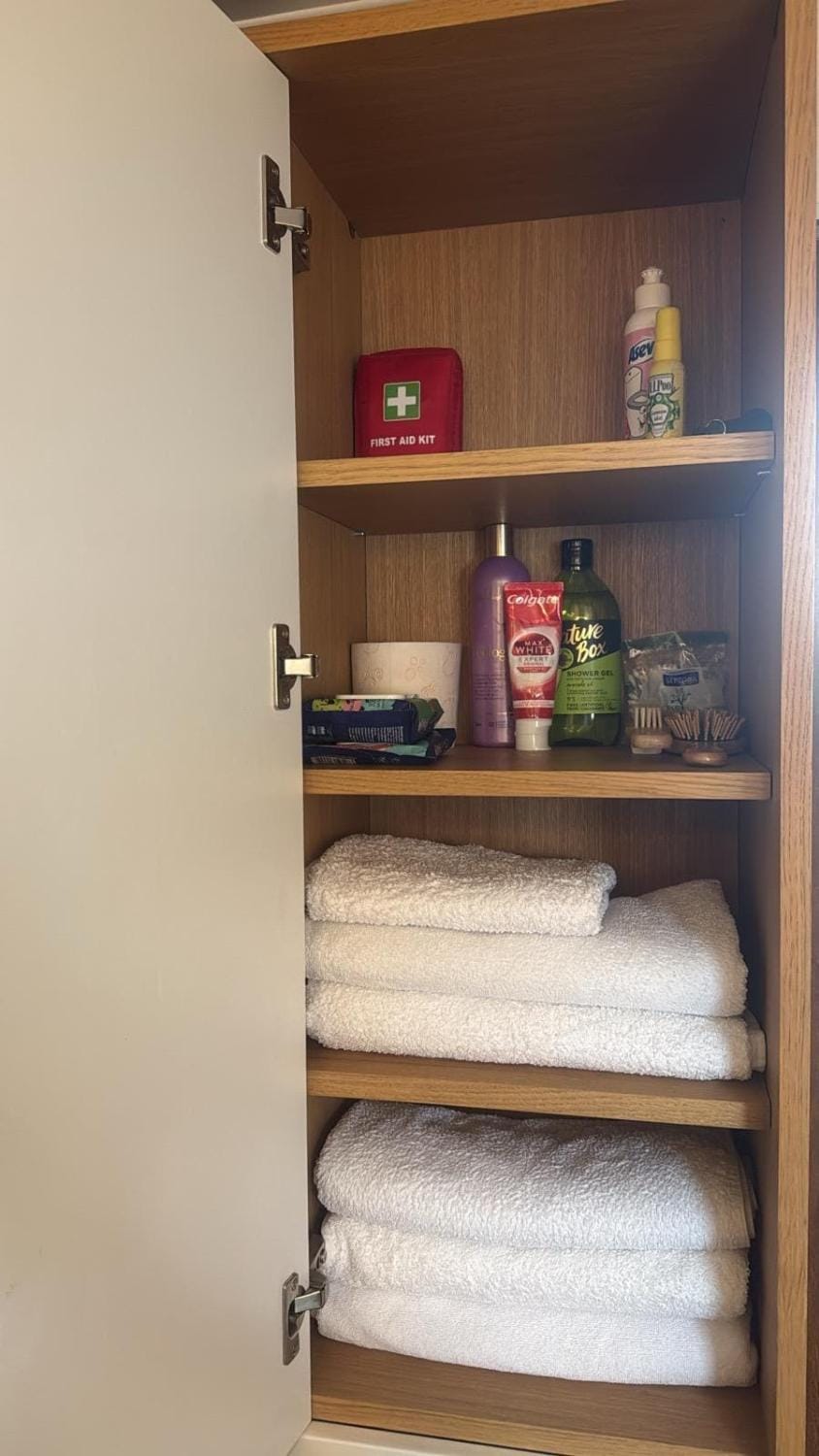 Cheerful 2 bedroom and lounge town house with free parking Villa in Bucharest