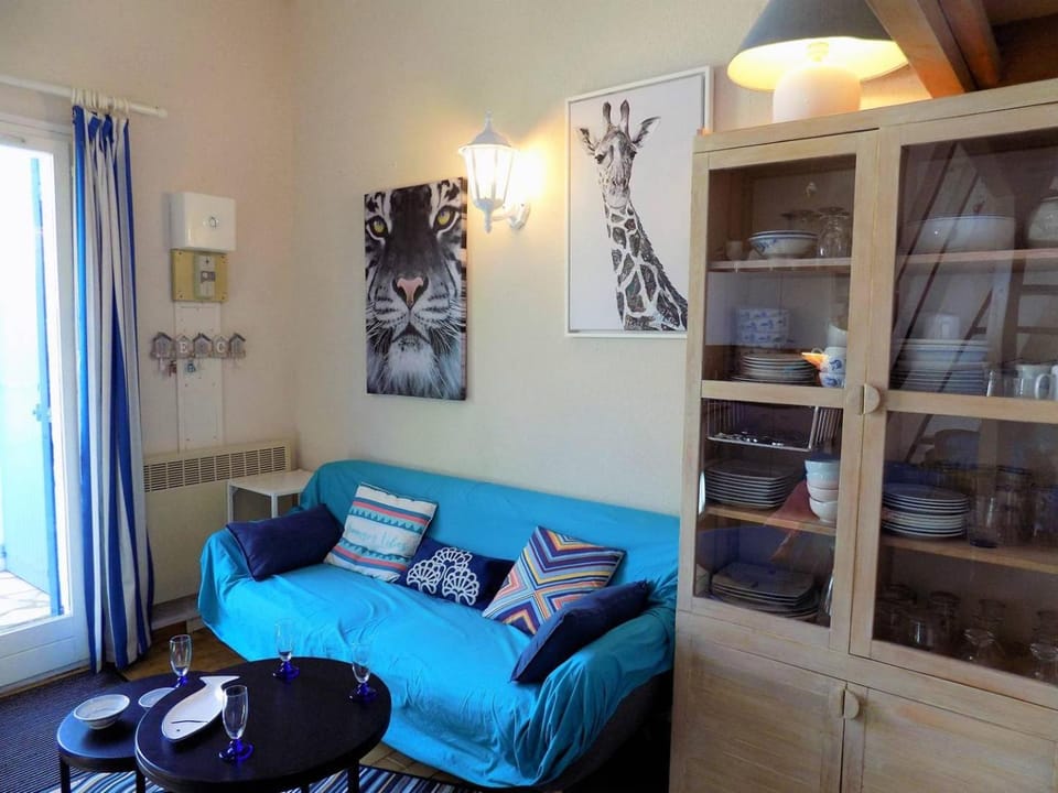 Living room, Decorative detail, Seating area, hair dresser