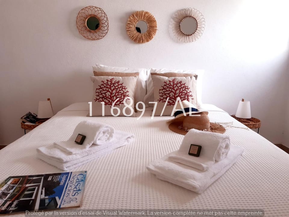 Bed, Bedroom, towels
