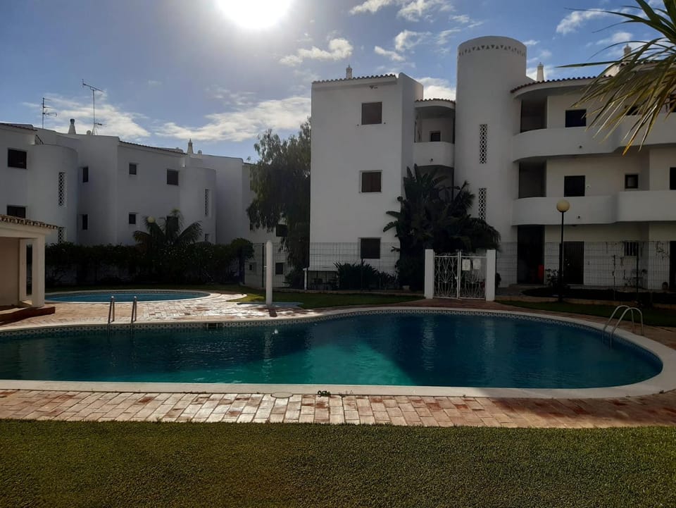 Day, Swimming pool
