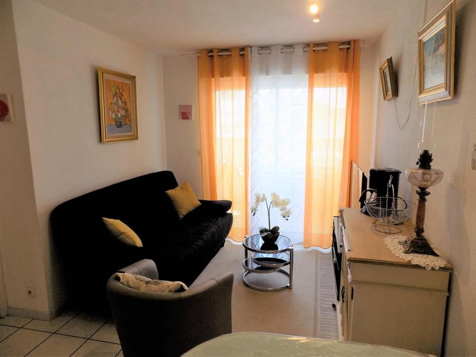 TV and multimedia, Living room, Decorative detail, Seating area, hair dresser