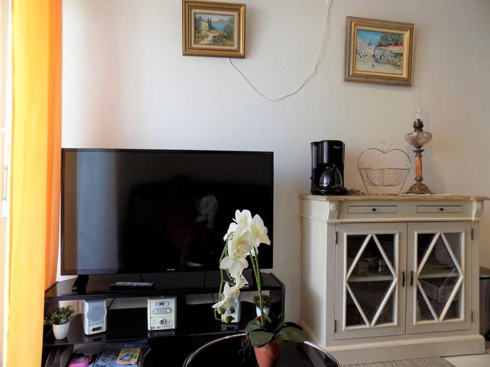 TV and multimedia, Living room, Decorative detail, Seating area