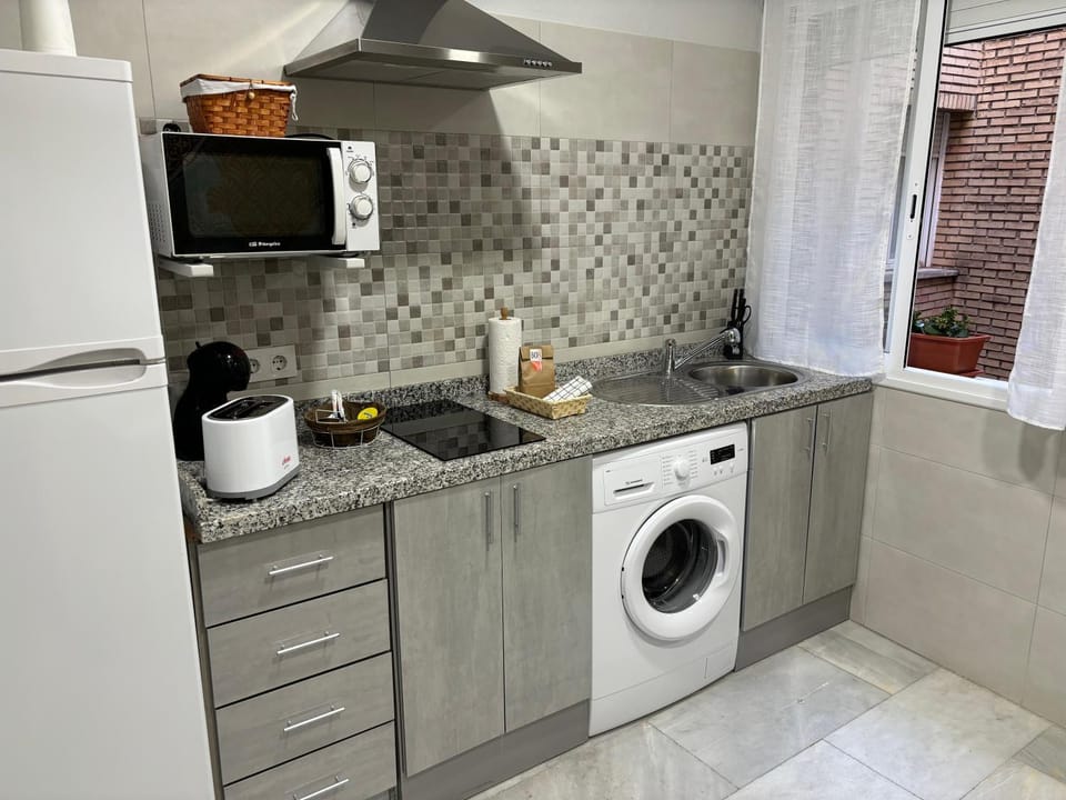 Kitchen or kitchenette, minibar, stove, toaster, washing machine