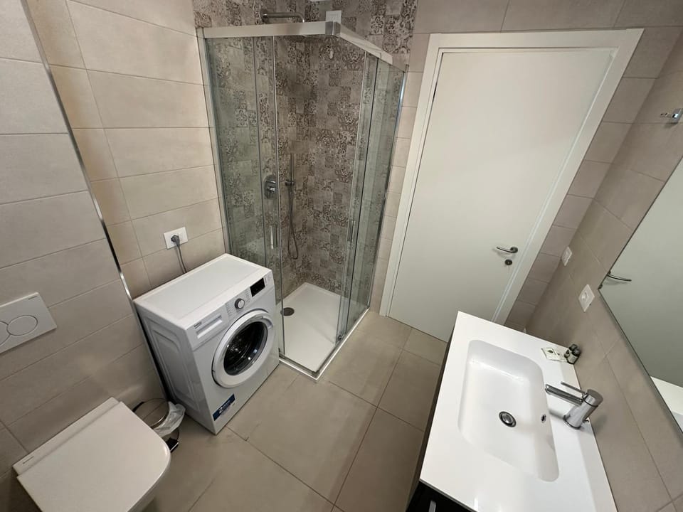 Shower, Toilet, Bathroom, washing machine