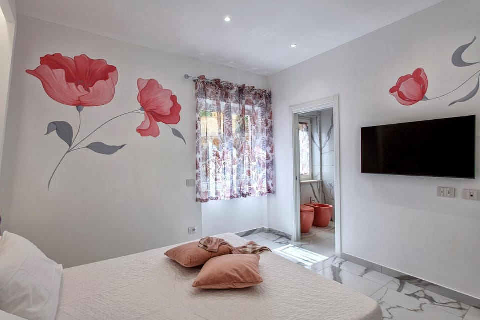Bed, Bathroom, TV and multimedia, Bedroom, safe