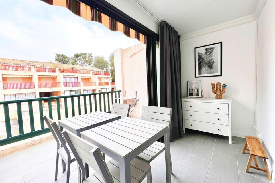 BEACH WALK Climatisé piscineparkingproche mer Apartment in French Riviera