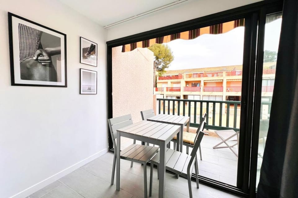 BEACH WALK Climatisé piscineparkingproche mer Apartment in French Riviera
