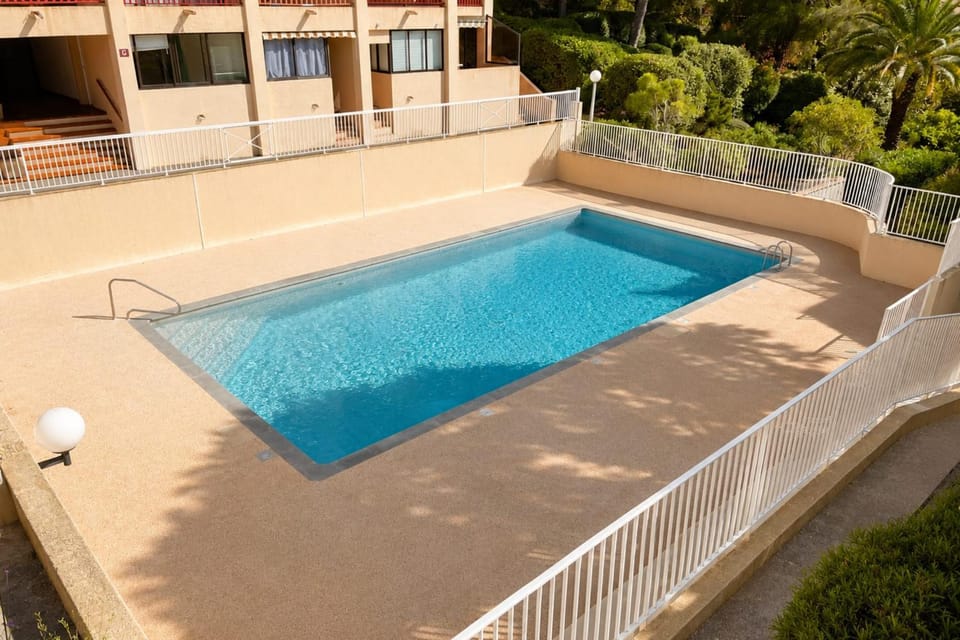 BEACH WALK Climatisé piscineparkingproche mer Apartment in French Riviera