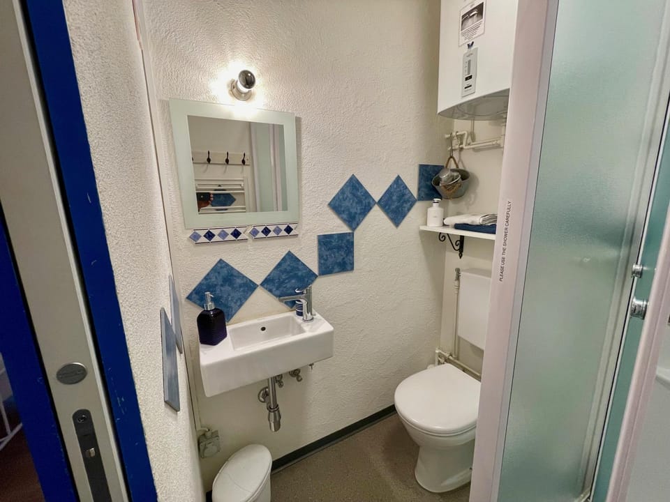 Shower, Toilet