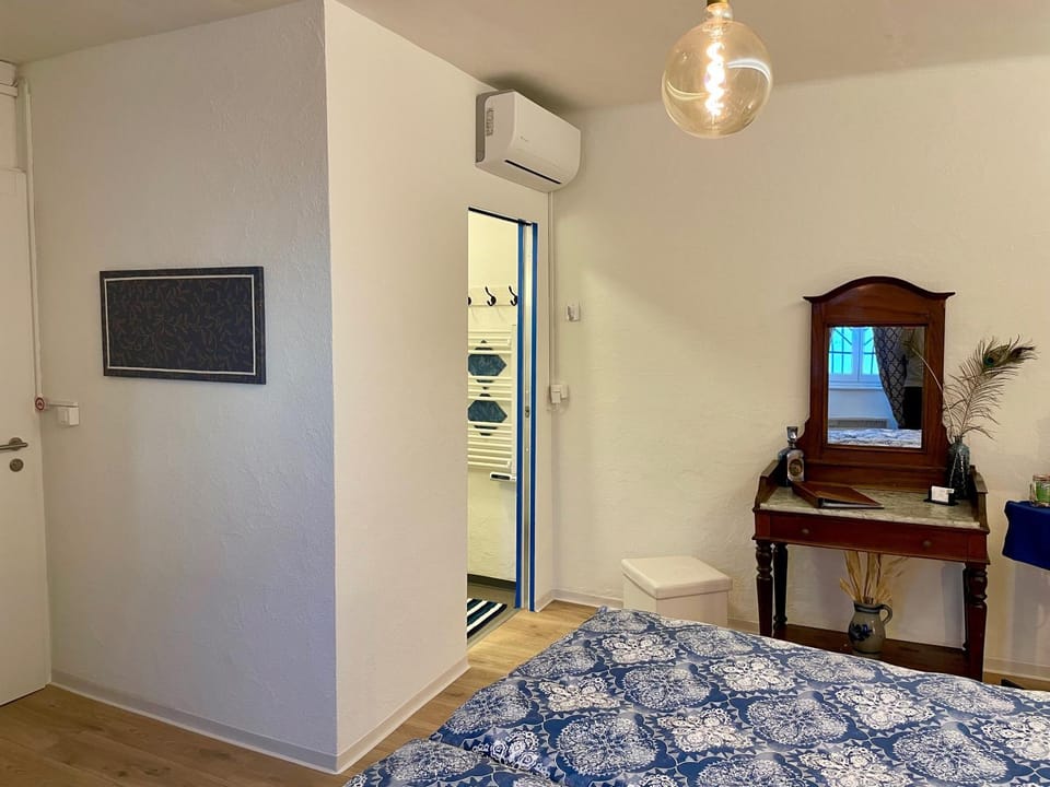 Photo of the whole room, air conditioner