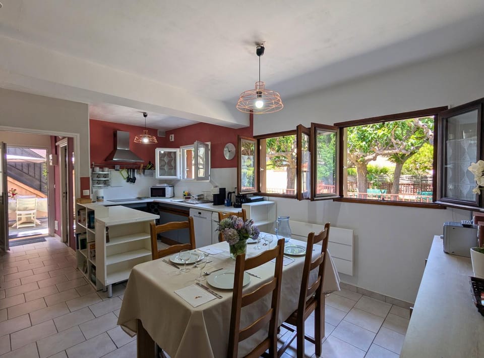 Seating area, Dining area