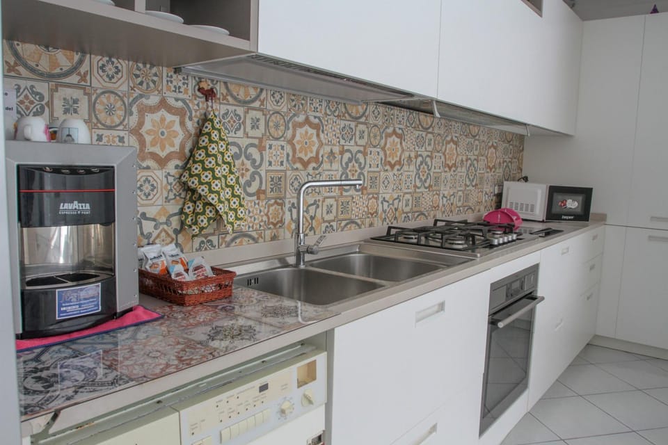 Kitchen or kitchenette, minibar