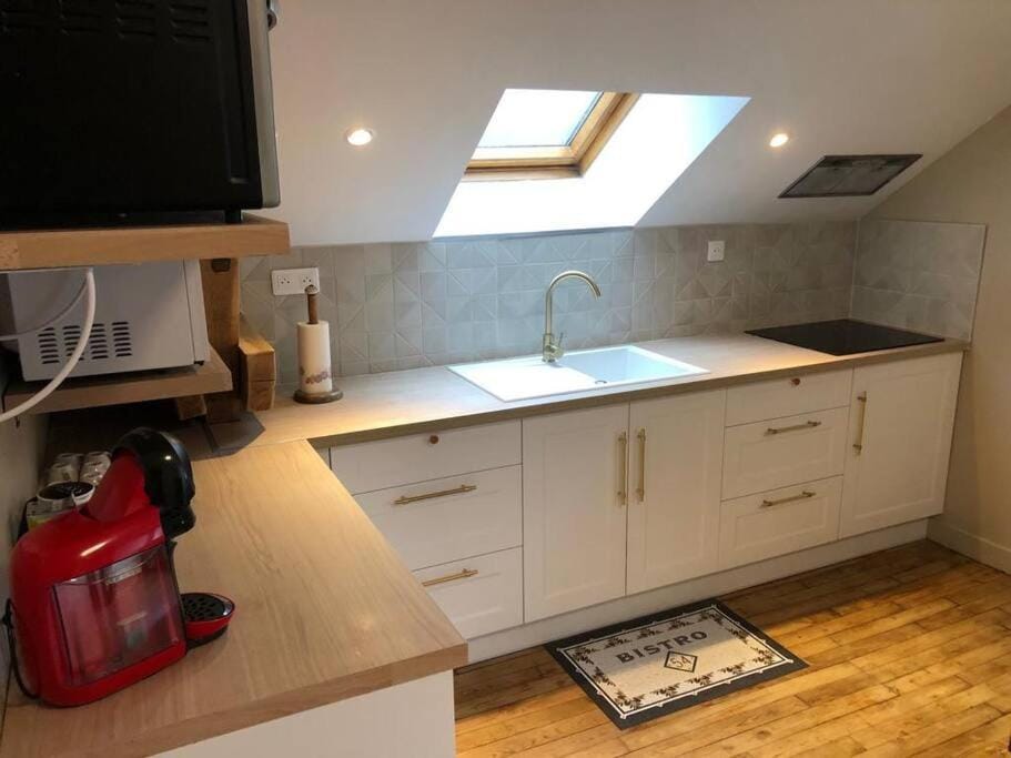 Kitchen or kitchenette, minibar