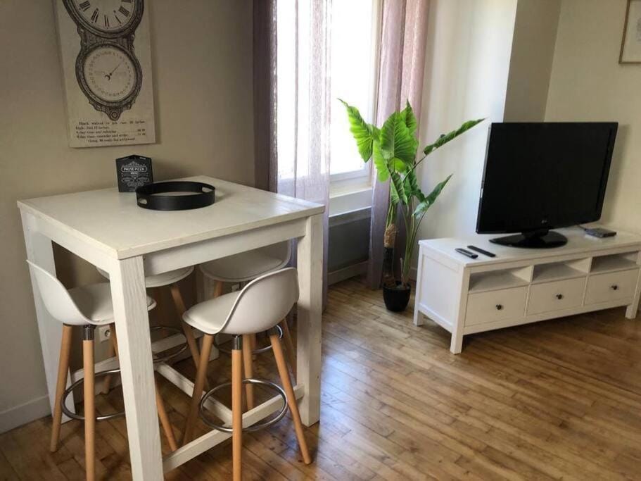 Communal lounge/ TV room, TV and multimedia, Dining area