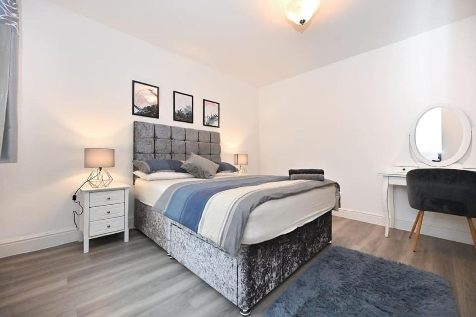 Luxury 2Bedroom - 2Bath - Prime location - Patio Apartment in Wembley
