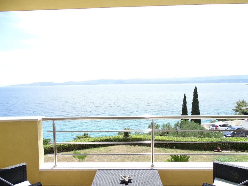 6 pax Apertment ON THE BEACH with Terrace, Sea view, Garden, Parking ensured, first floor Apartment in Split-Dalmatia County