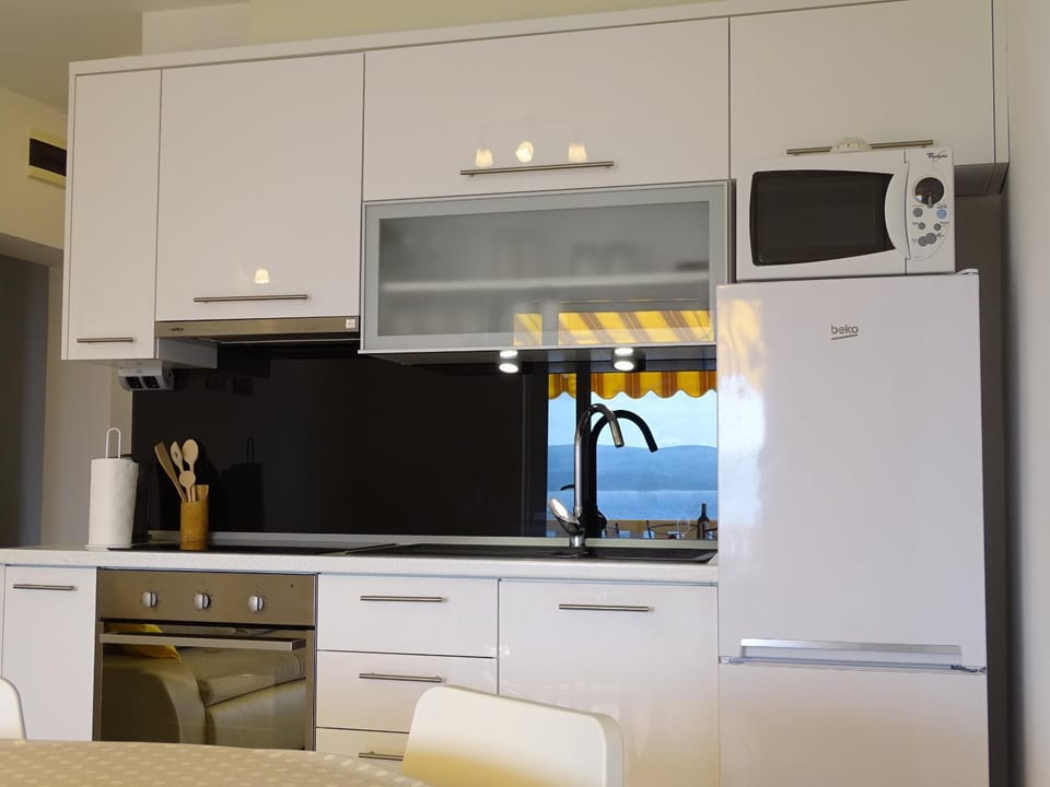 4pax Apartment ON THE BEACH with garden, sea view, terrace & parking - Ap A1 Apartment in Split-Dalmatia County