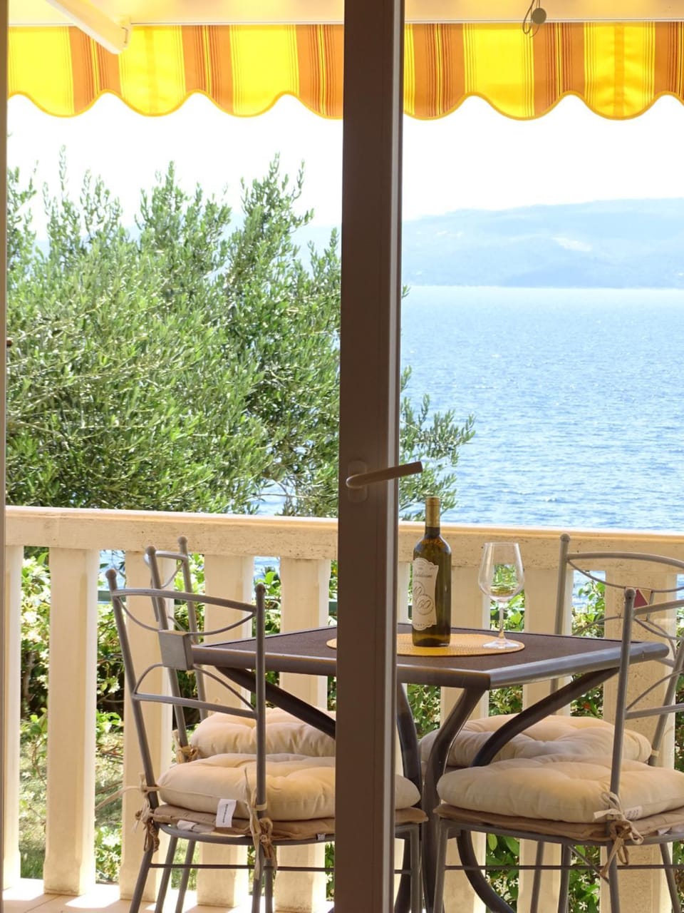 4pax Apartment ON THE BEACH with garden, sea view, terrace & parking - Ap A1 Apartment in Split-Dalmatia County