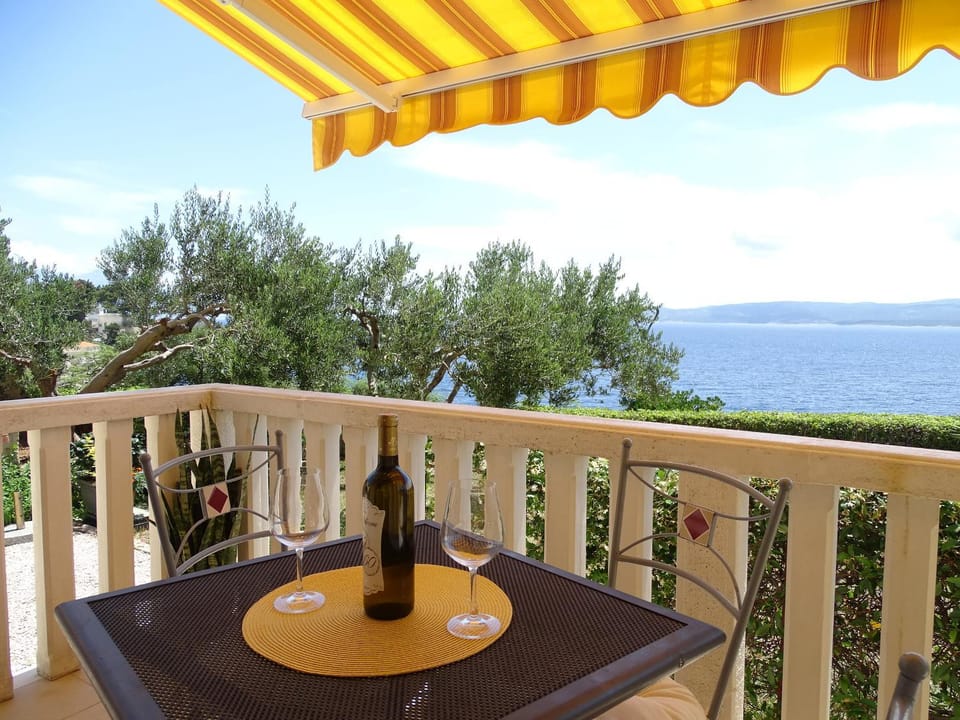 4pax Apartment ON THE BEACH with garden, sea view, terrace & parking - Ap A1 Apartment in Split-Dalmatia County