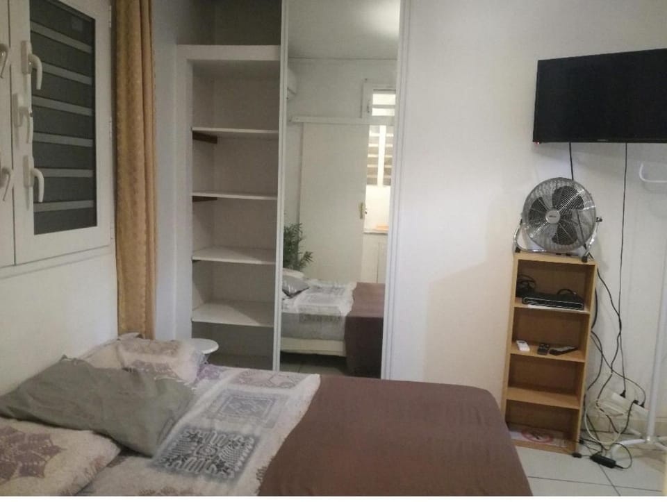 Studio meublé climatisé avec wifi à Desrochers Fort de France Apartment in Fort-de-France