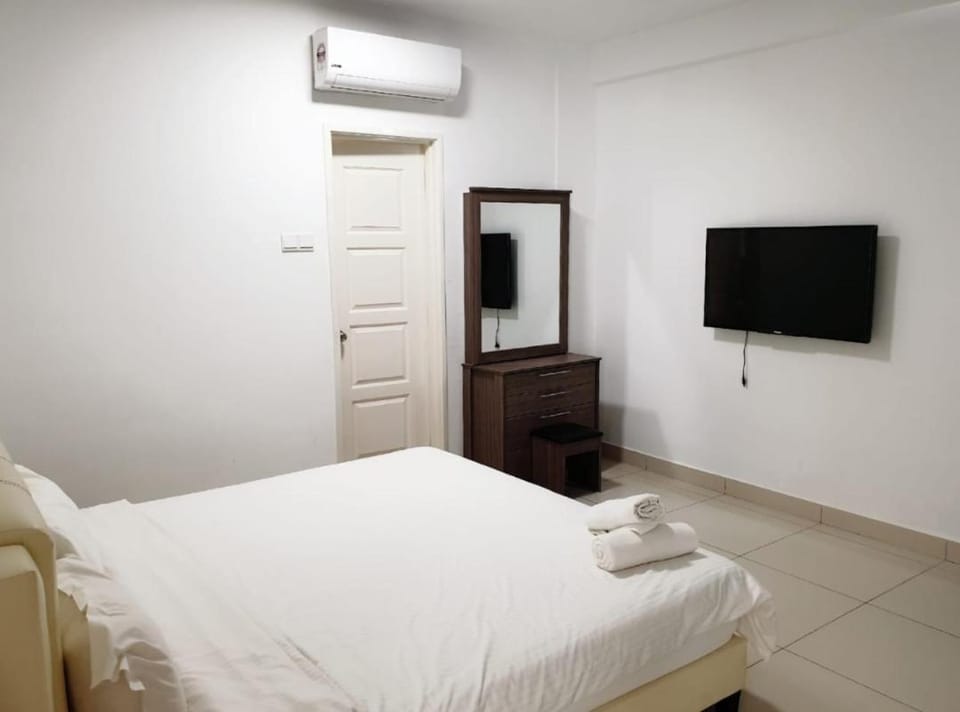 Mansion One 3 Bedroom SEAVIEW Gurney Georgetown 1-13Pax Apartment in George Town