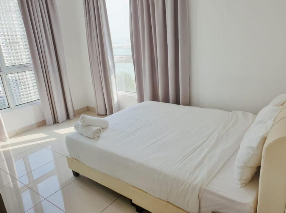 Mansion One 3 Bedroom SEAVIEW Gurney Georgetown 1-13Pax Apartment in George Town