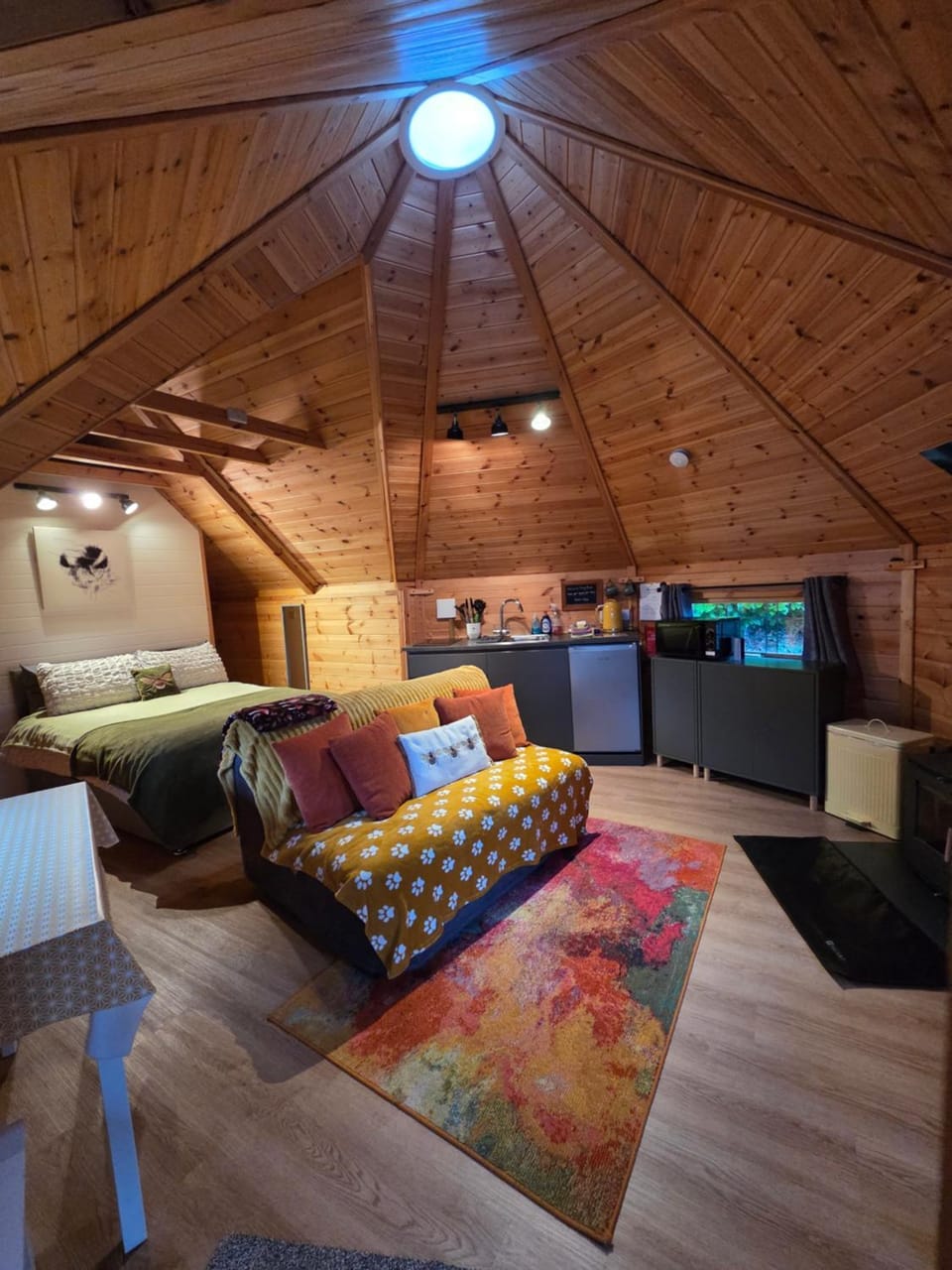 The Hive - Unique log cabin with wood burning stove Cabin in Amroth