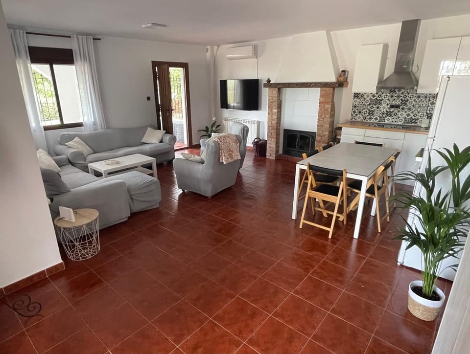 Communal lounge/ TV room, TV and multimedia, Kitchen or kitchenette, Living room, Dining area, Evening entertainment