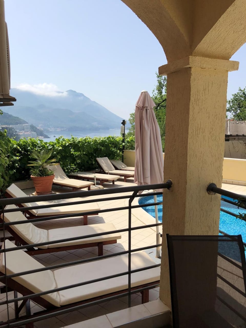 View (from property/room), Balcony/Terrace, Mountain view, Pool view, Swimming pool, sunbed