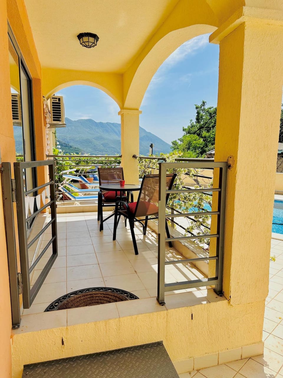 Balcony/Terrace, Dining area, Mountain view, Pool view, Sea view, Swimming pool, sunbed