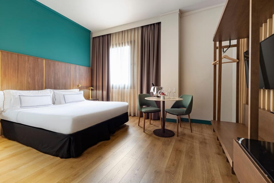 Bed, TV and multimedia, Food and drinks, Dining area, Bedroom, Drinks