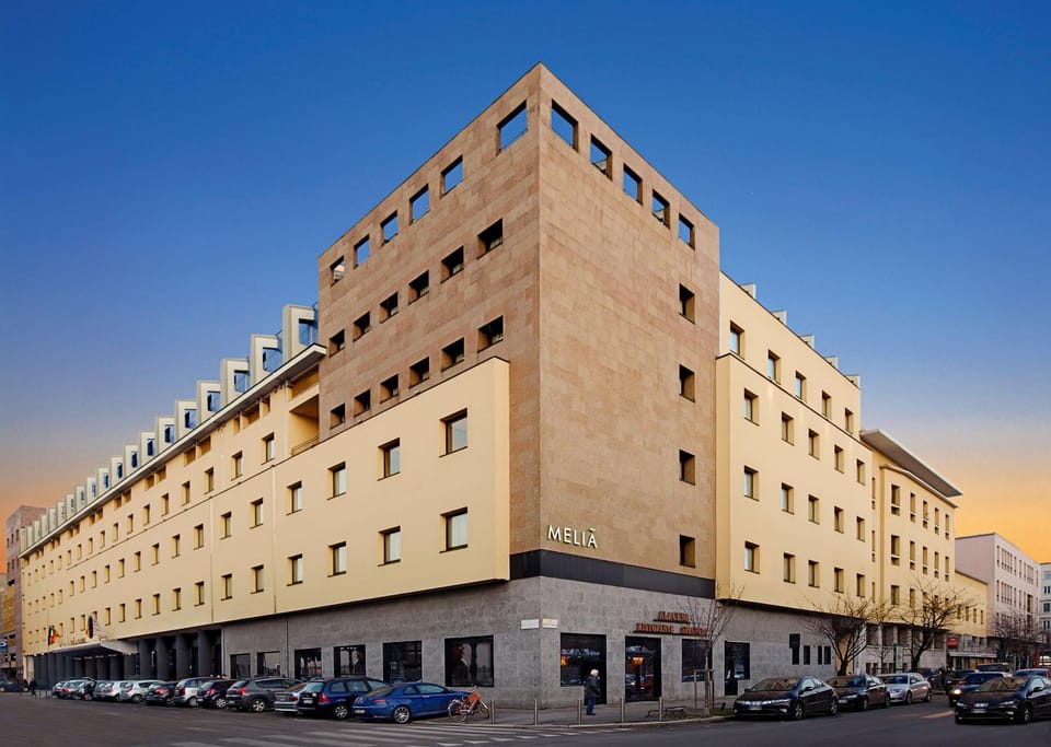 Restaurant/places to eat, Facade/entrance, People, Parking