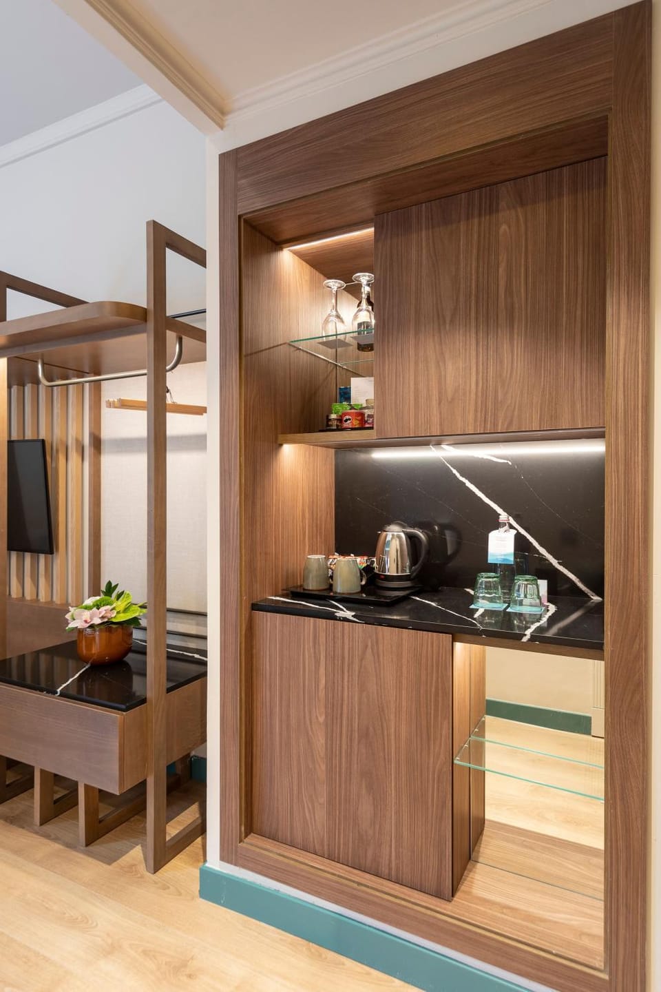 TV and multimedia, Coffee/tea facilities, Food and drinks, Drinks