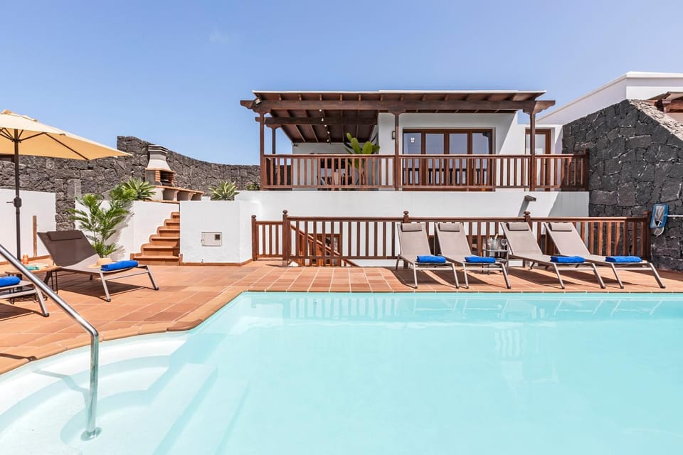 BBQ facilities, Sea view, Swimming pool, sunbed, towels