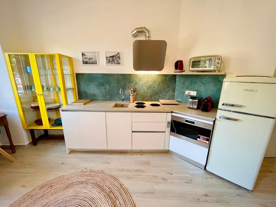 Coffee/tea facilities, Kitchen or kitchenette, dishwasher, pet friendly, stove, toaster, kitchen