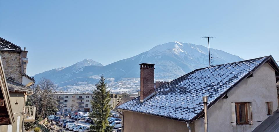 Bedroom, Mountain view