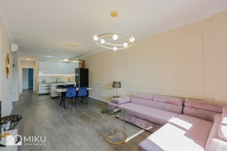 Kitchen or kitchenette, Living room, Seating area, Dining area