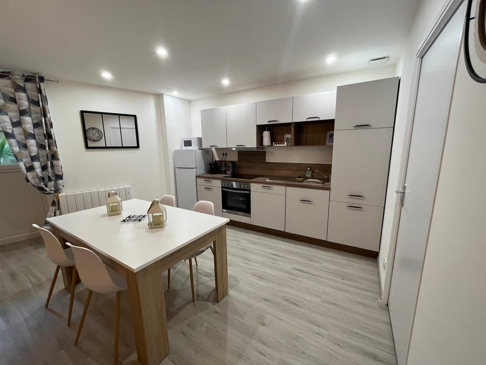 Kitchen or kitchenette, Dining area