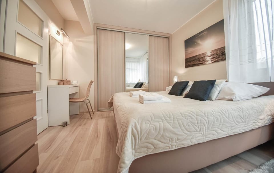 Bed, Photo of the whole room, Bedroom, hair dresser, wardrobe