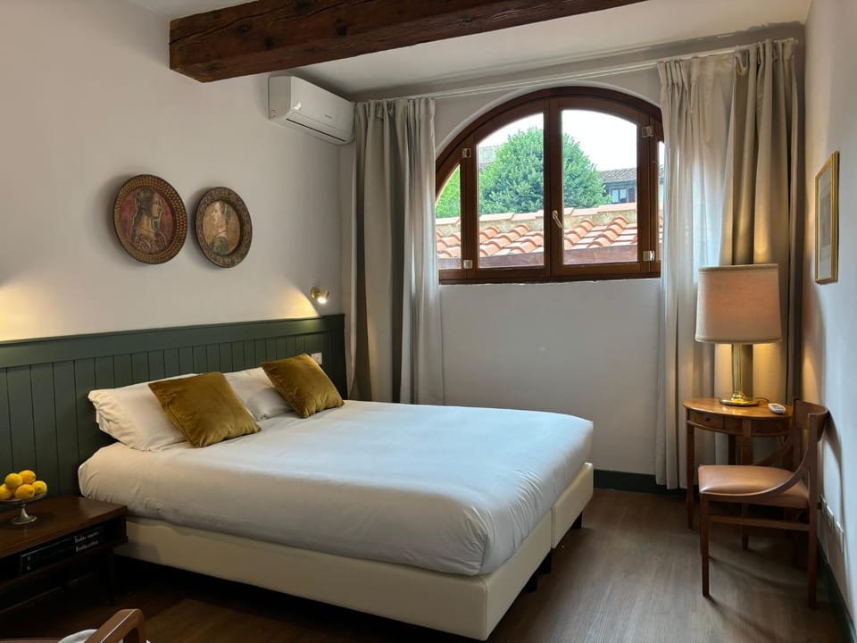 Bed, Photo of the whole room, Bedroom, City view