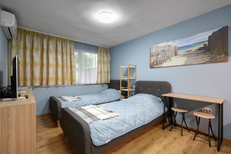 TV and multimedia, Coffee/tea facilities, Kitchen or kitchenette, locker, minibar, towels, air conditioner