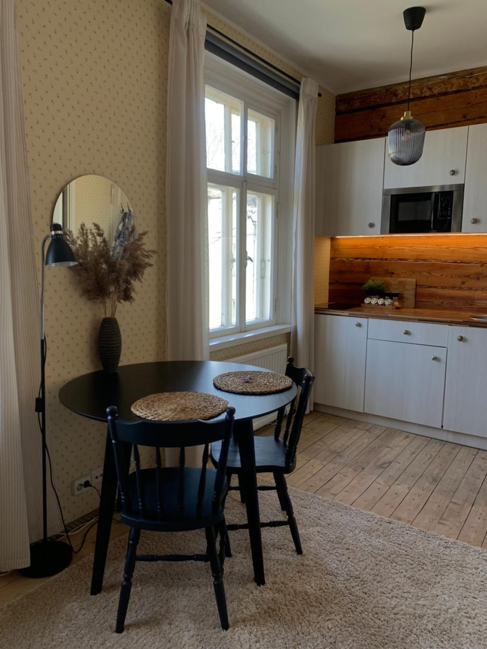 Kitchen or kitchenette, Seating area, Dining area, stove